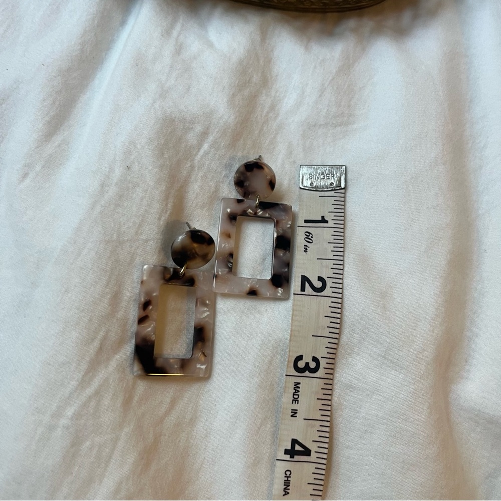 Plastic Tortoise Pattern Rectangular Earrings - Picture 3 of 4